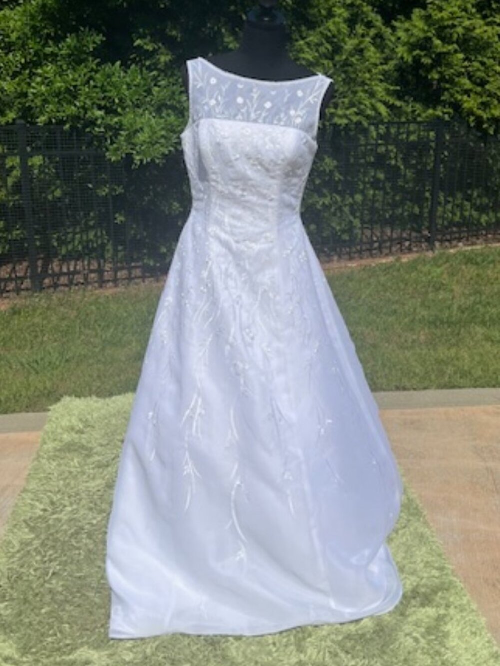 NWT Venus Bridal Gown Sleeveless White Organza Size 12